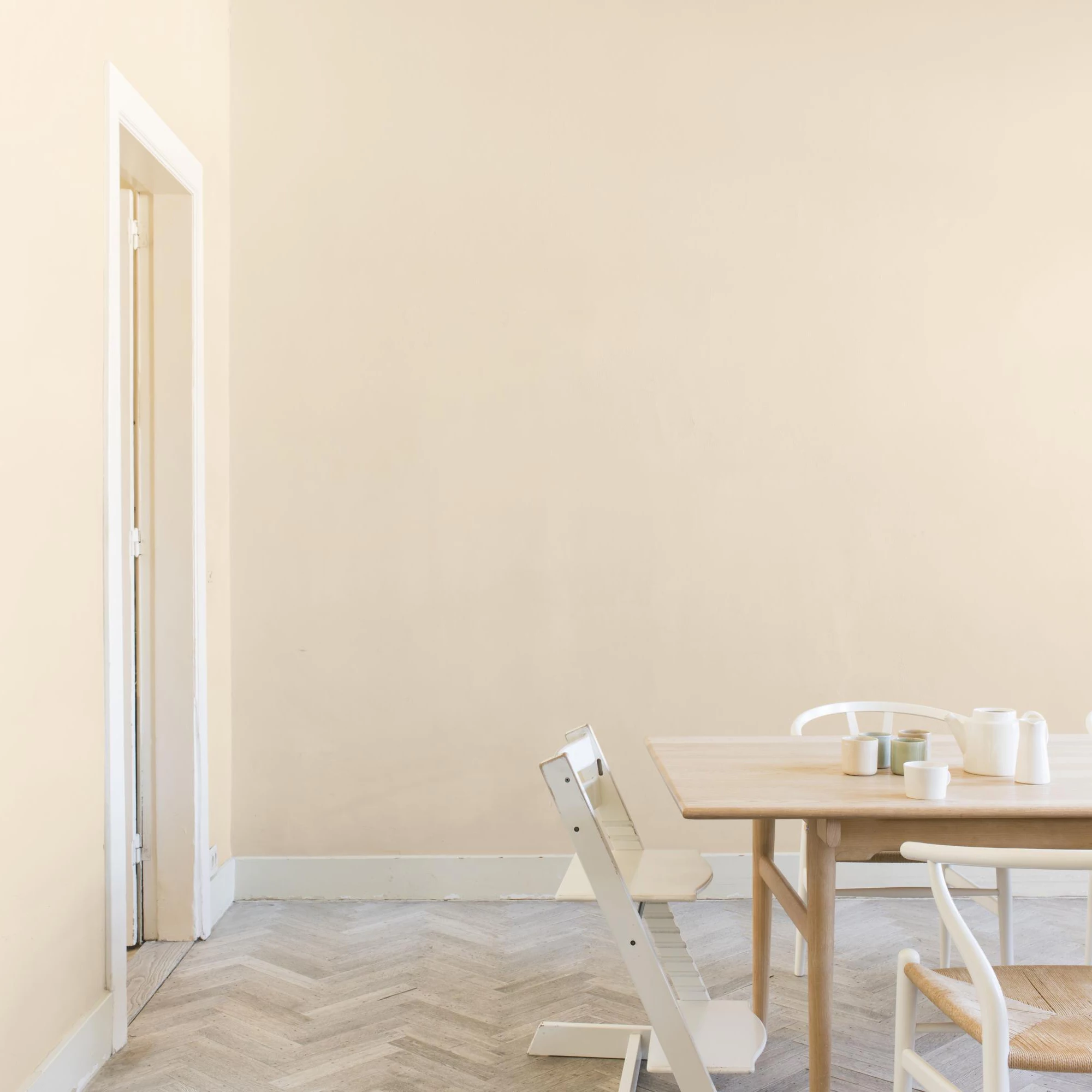 Dulux Easycare Bathroom Magnolia Soft Sheen Emulsion Paint, 2.5L 6 Dulux Easycare Bathroom Magnolia Soft Sheen Emulsion Paint, 2.5L - Image 4