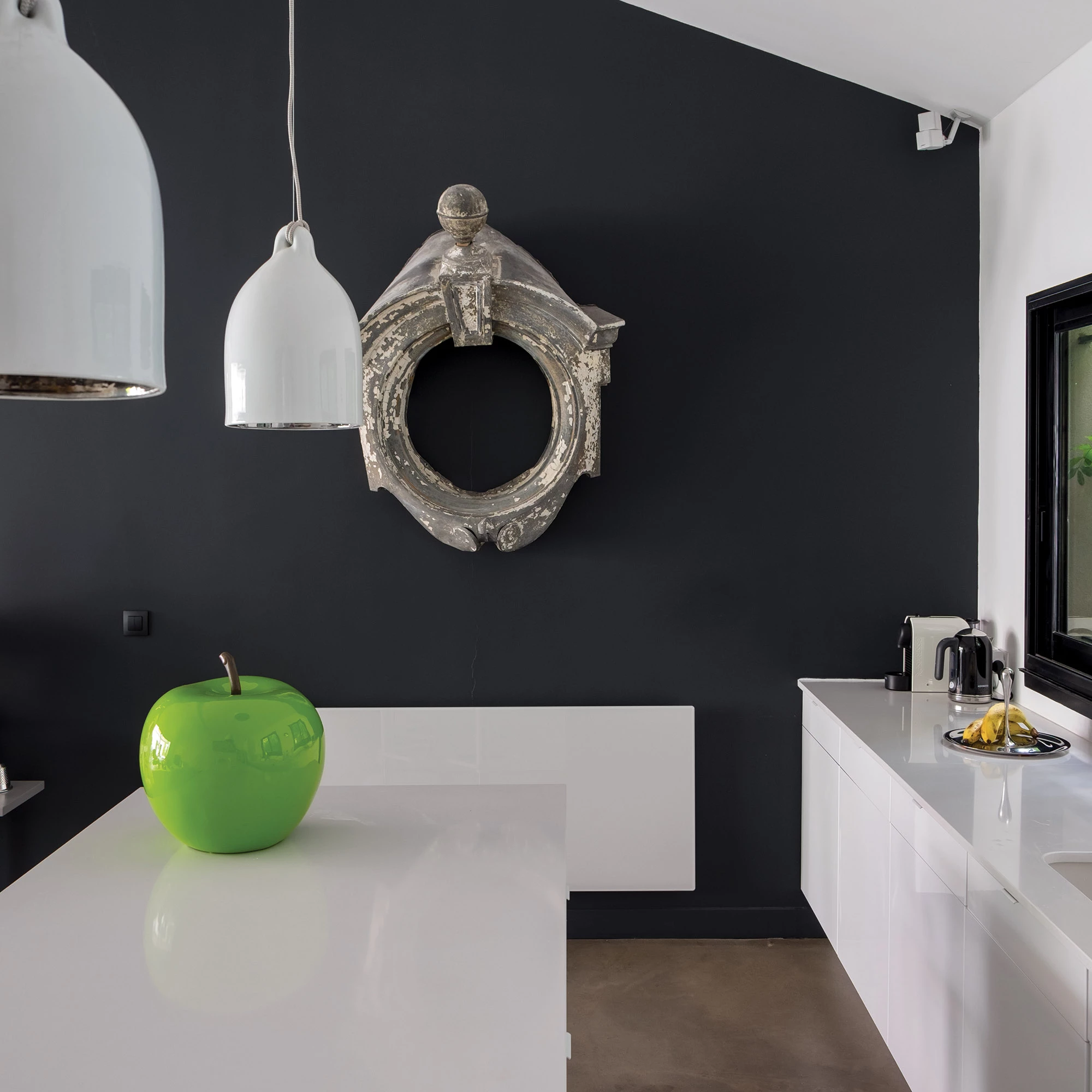 Farrow & Ball Modern Pitch Black No.256 Matt Emulsion Paint, 2.5L 6 Farrow & Ball Modern Pitch Black No.256 Matt Emulsion Paint, 2.5L - Image 4